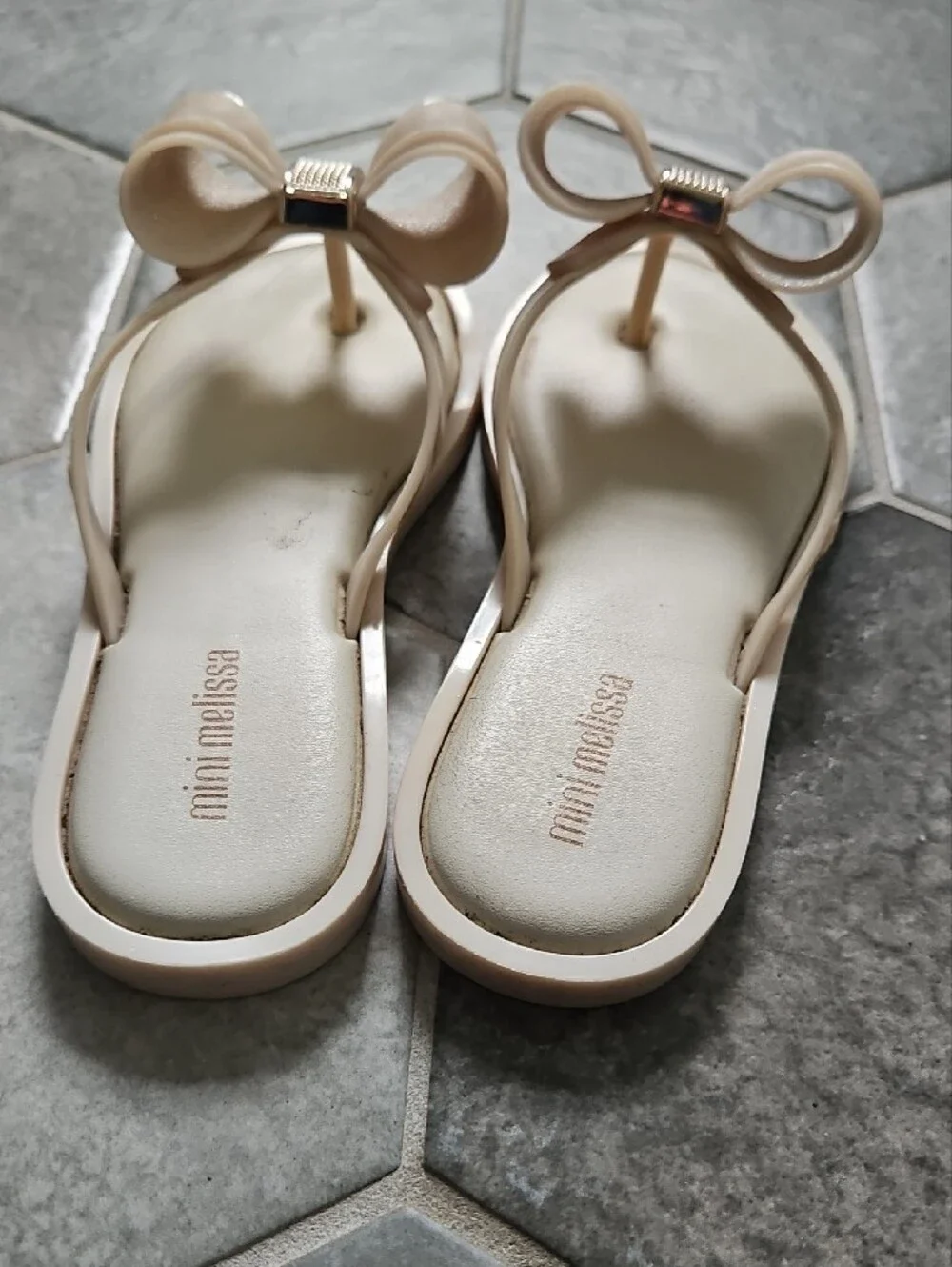 Mini Melissa Cream Bow Thong Sandals with Metallic Accent